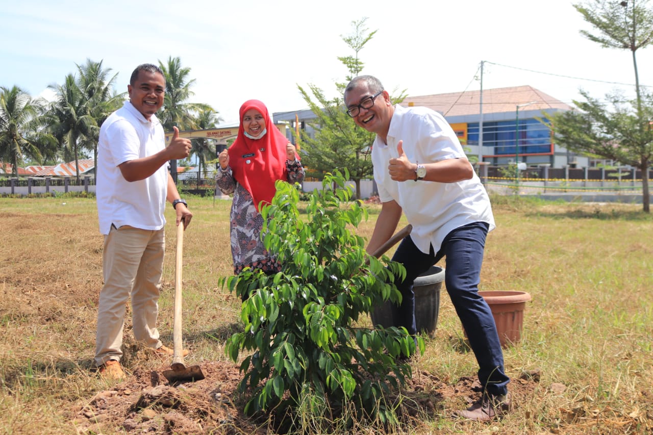 Tambah Keasrian Lingkungan Padang Kaduduak, Payakumbuh Tanam Puluhan Pohon – Beritasumbar.com