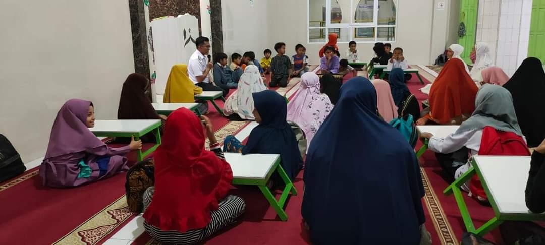 Wawako Sapa Anak-Anak Mengaji Di Masjid Makmur NDB – Beritasumbar.com