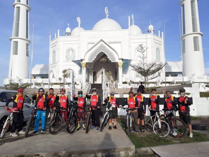 Komunitas sepeda Go Gowes Genre Ranah Minang (3G RM) saat mengelilingi kawasan wisata Tapi Laut di Kota Padang. (Dok. Istimewa)