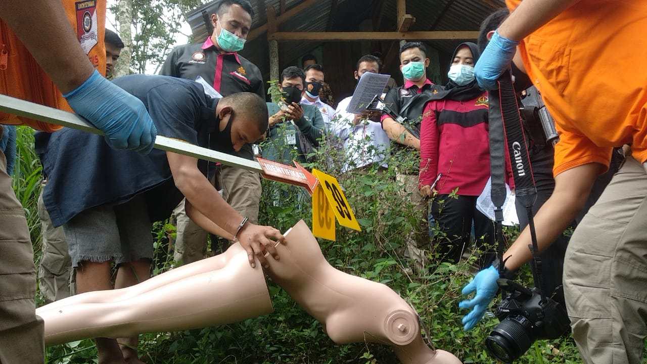 Polres Payakumbuh Rekonstruksi Pembunuhan Di Situjuah, 40 Adegan Diperagakan – Beritasumbar.com