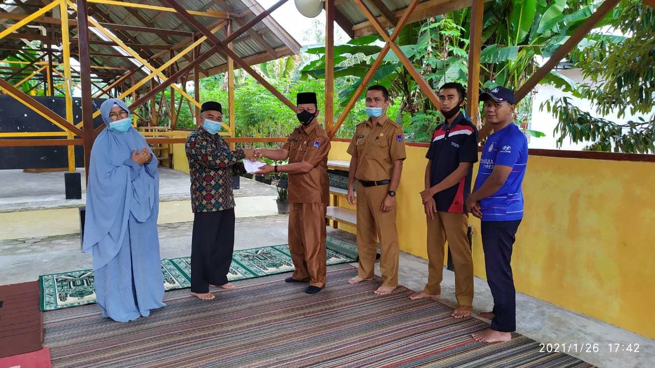 Disnakerin Payakumbuh Berinfak, Bantu Yayasan Cahaya Islam Yang Alami Musibah Kebakaran – Beritasumbar.com