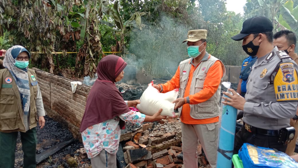 Bupati Limapuluh Kota Serahkan Bantuan Kepada Korban Kebakaran Di Simalanggang – Beritasumbar.com
