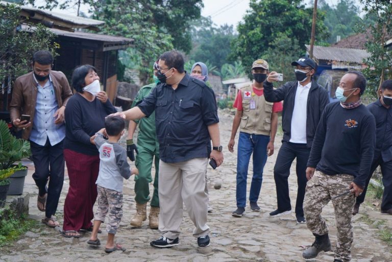 Sambangi Lokasi Banjir Bandang Gunung Mas, Fadli Zon Dapat Cerita Menarik