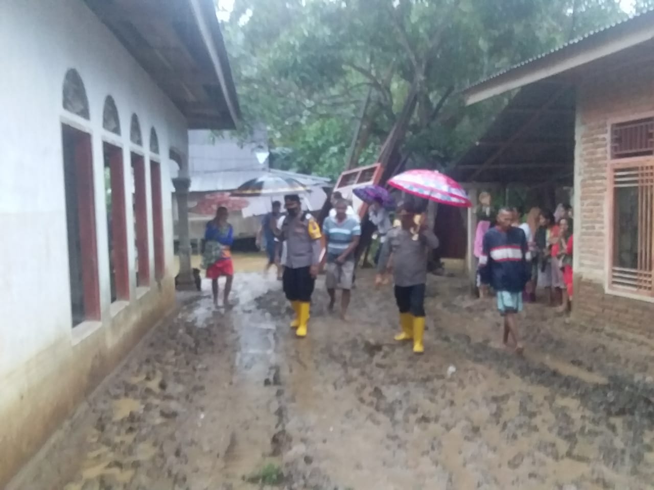 Turun Tinjau Lokasi Banjir Dan Longsor, Kapolres Pessel Serahkan Bantuan – Beritasumbar.com