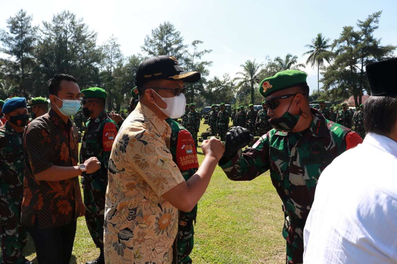 Wawako Erwin Yunaz Hadiri Pelepasan Prajurit Batalyon 131/Brs Ke Papua Oleh Pangdam 1/BB – Beritasumbar.com