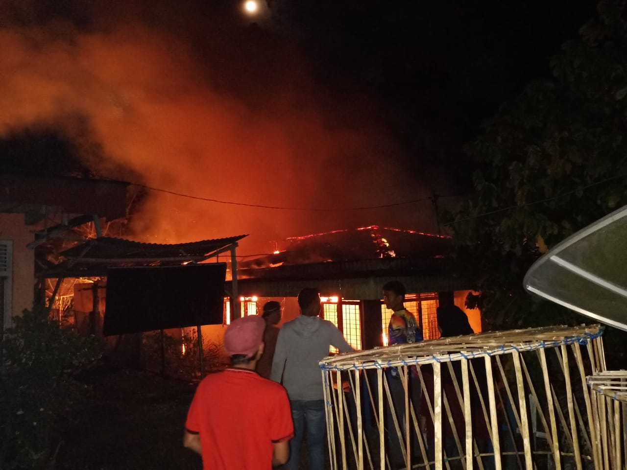 Di Lalap Si Jago Merah,Rumah Siti Lena Warga Tembok Hitam Hangus Terbakar – Beritasumbar.com