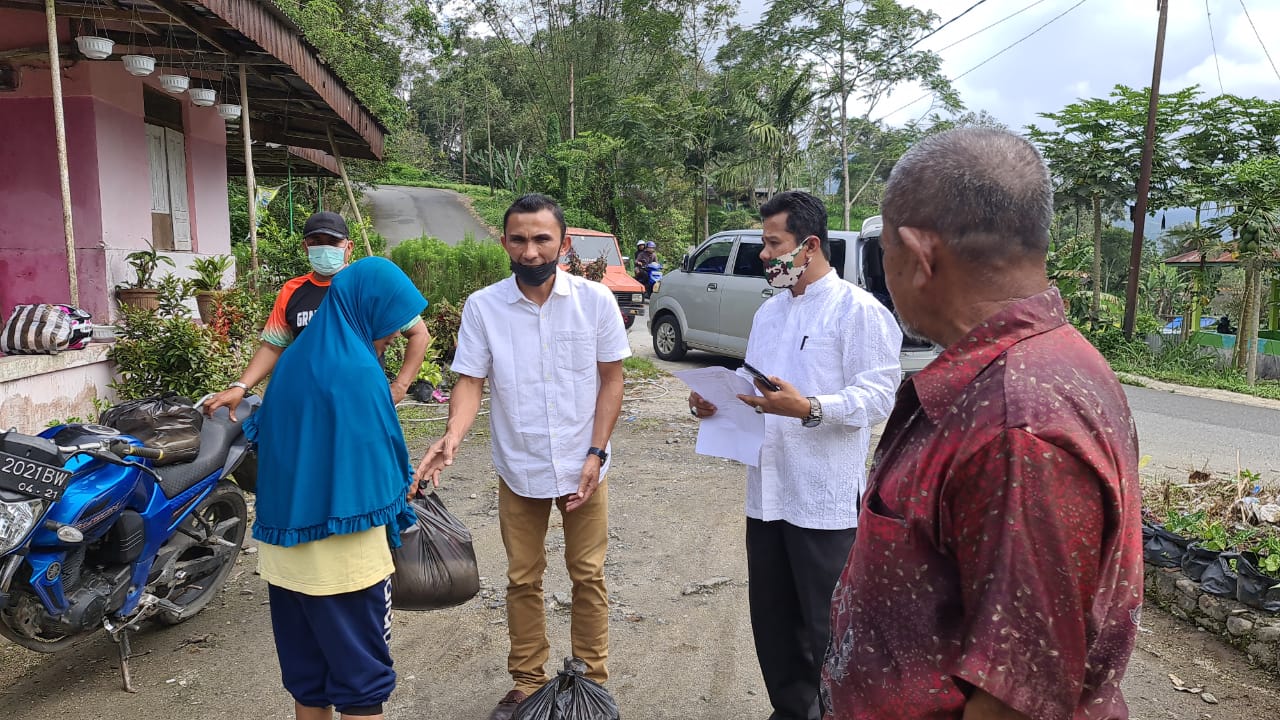 Dampingi Allex Saputra Direktur Grand Azizi Residence, Camat Padang Panjang Timur Pastikan Paket Sembako Kejut Sudah Tepat SasaranD