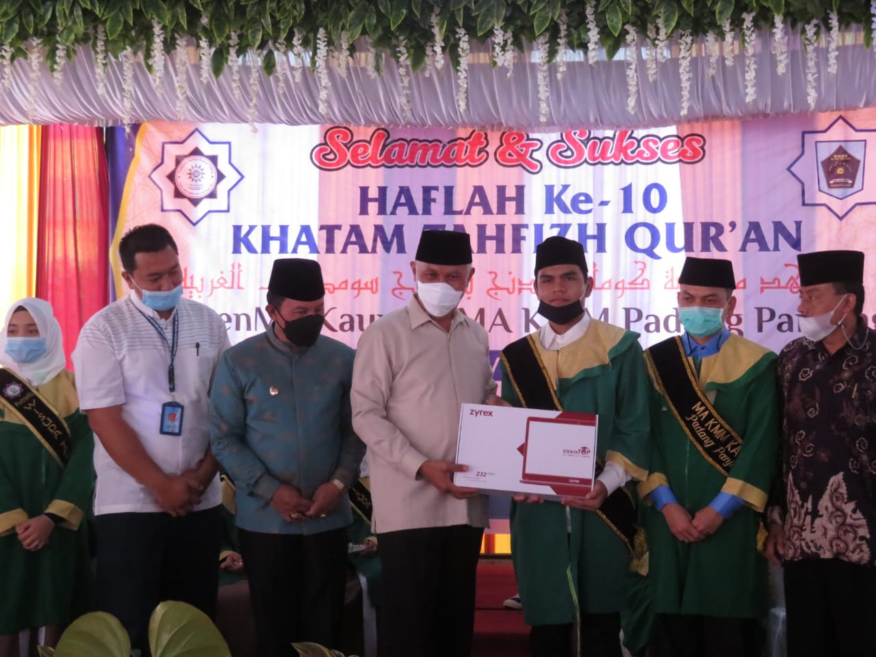 Gubernur Sumatra Barat Serahkan Sertifikat Hafiz Qur'an Kepada Santri PontrenMu Kauman – Beritasumbar.com