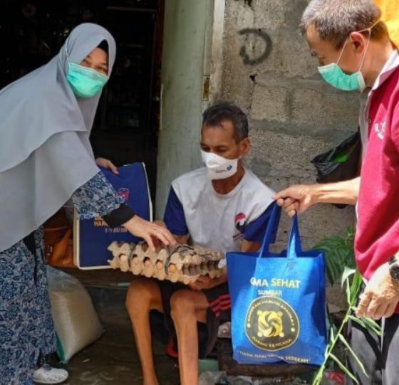 Jelang Idul Fitri, Gema Sehat Juken BKKBN Sumbar Bagi-Bagi Sembako untuk Kaum Dhuafa di Padang – Beritasumbar.com