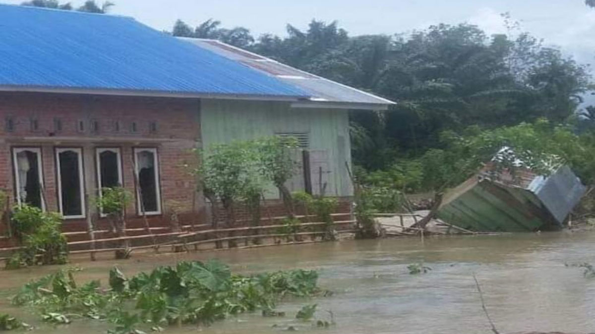 Tapan-Pessel di Rundung Banjir; 'Sedih, Idul Fitri Di Dahului Banjir' – Beritasumbar.com