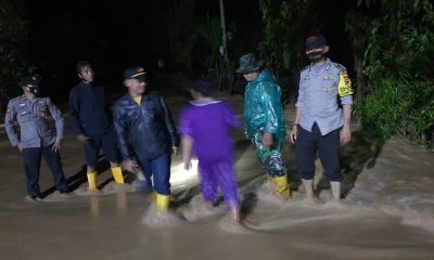 Bantu Warga Kebanjiran, Polsek Tapan turun ke lokasi banjir – Beritasumbar.com