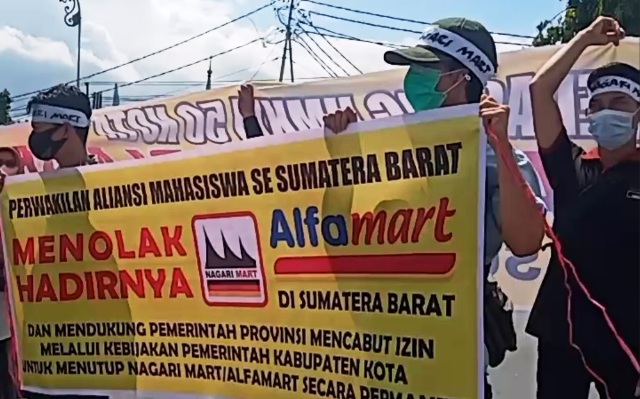 Dituding Berafiliasi dengan Alfamart, Puluhan Pedagang Demo Tolak Nagari Mart