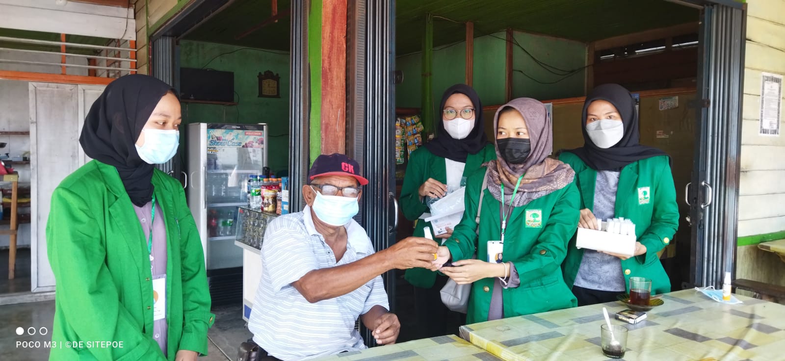 Mahasiswa KKN Unand Padang Lakukan kegiatan bagi-bagi masker dan hand sanitizer buatan sendiri. – Beritasumbar.com