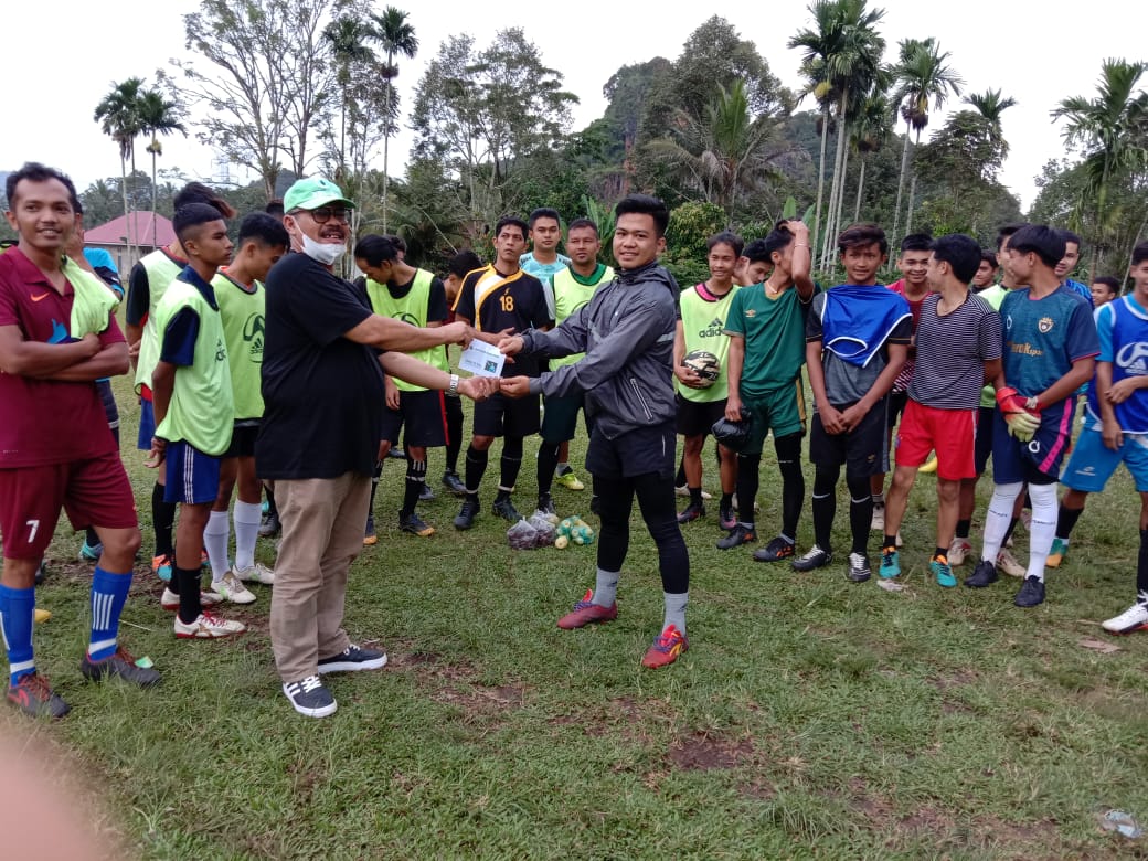 Peduli Anak Muda, Edward DF Bantu Bangun Lapangan Bola Voli Jorong Lareh Nan Panjang – Beritasumbar.com