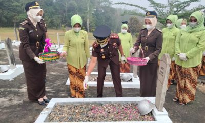 Peringatan HUT IAD, Kejari-IAD Sijunjung Tabur Bunga Ke Makam Pahlawan – Beritasumbar.com
