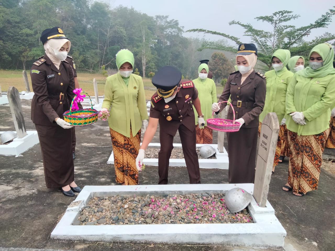 Peringatan HUT IAD, Kejari-IAD Sijunjung Tabur Bunga Ke Makam Pahlawan – Beritasumbar.com