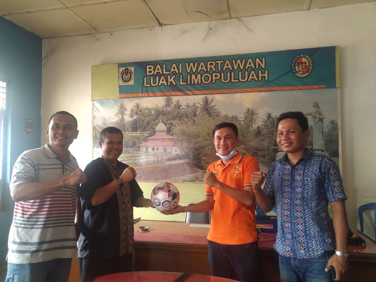 Dukung Olahraga Awak Media, Ketua DPRD Limapuluh Kota Berikan Bola Futsal – Beritasumbar.com