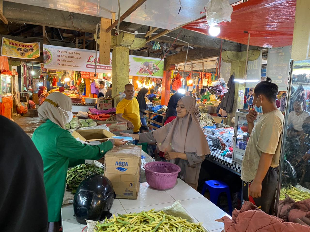 Sambil Berbagi Masker, Mahasiswa KKN Unand Edukasi Pentingnya Prokes Di Pasar Padang Lua – Beritasumbar.com