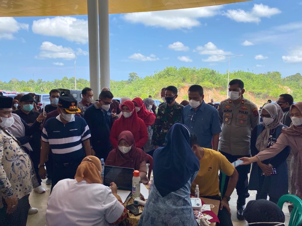 Polres Padang Pariaman bersama Forkopimda Kabupaten Padang Pariaman Gelar Vaksinasi Massal – Beritasumbar.com